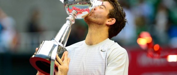 Del Potro besa el trofeo tras consagrarse en el ATP 500 de Tokio.
