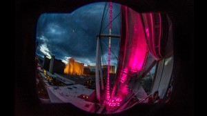 Imgen tomada con un lente Ojo de Pez, donde se ven las cabinas de Las Vegas noria High Roller encima de Las Vegas.