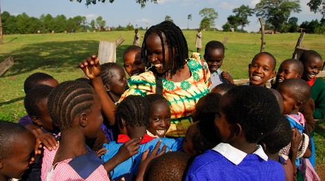 Kakenya Ntaiya siendo recibida por las niñas de su escuela.